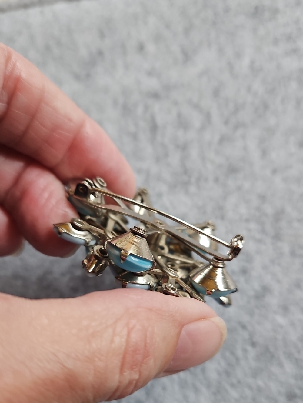Vintage pale blue Gray marbleized Stones floral Spray brooch Gold Tone Prong - Picture 3 of 8